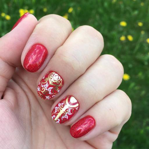 яркий маникюр с золотом