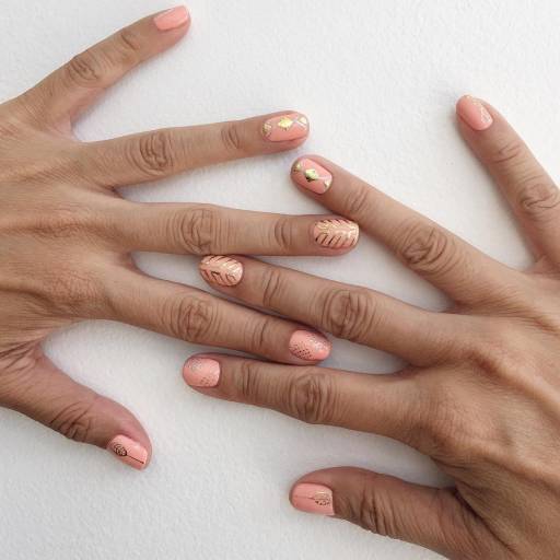 розовый маникюр