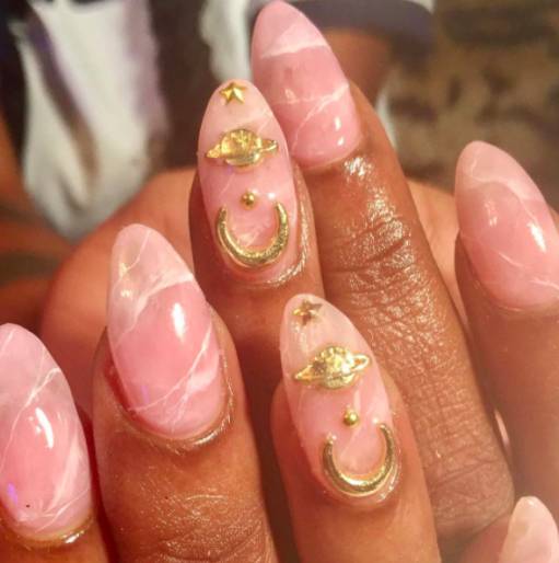 розовое золото на ногтях