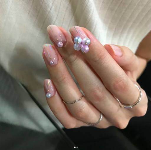 крупные жемчужины на ногтях