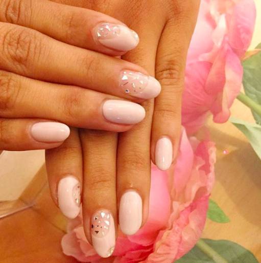 светло-розовые ногти