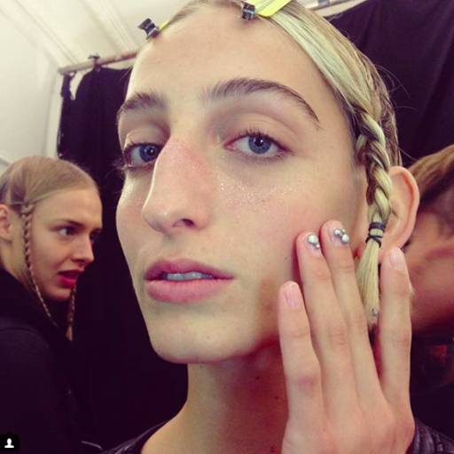 блестки на лице и ногтях