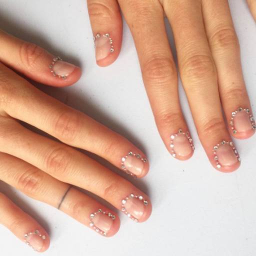 прозрачный маникюр