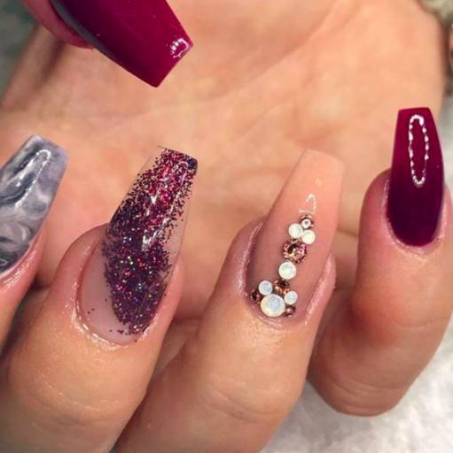 бордовый маникюр