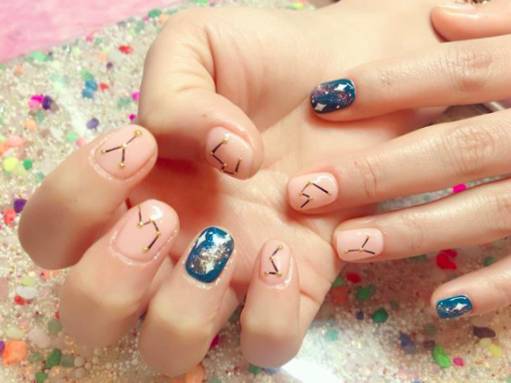 синий маникюр