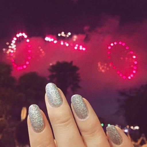 серые ногти