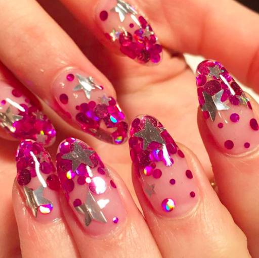 ярко-розовый маникюр