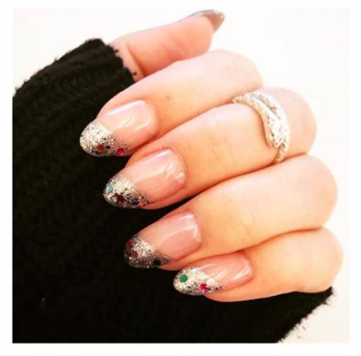 серебристый кончик ногтя