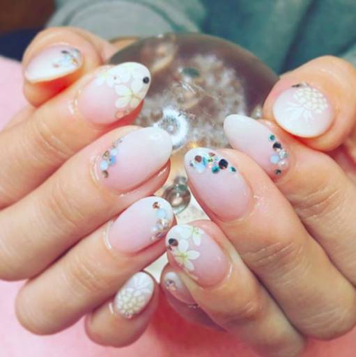 маникюр с крупными блестками