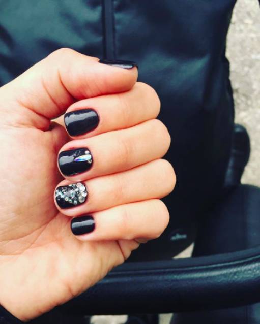 черный на коротких ногтях