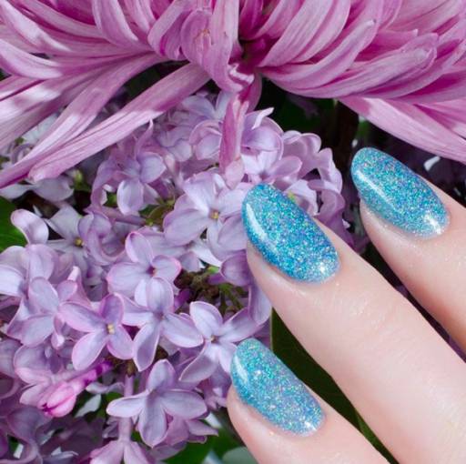 голубые ногти