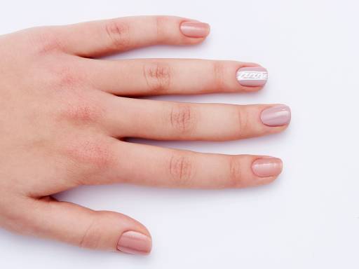 Доттером расставьте белые точки в ряд по длине ногтя с обеих его сторон.