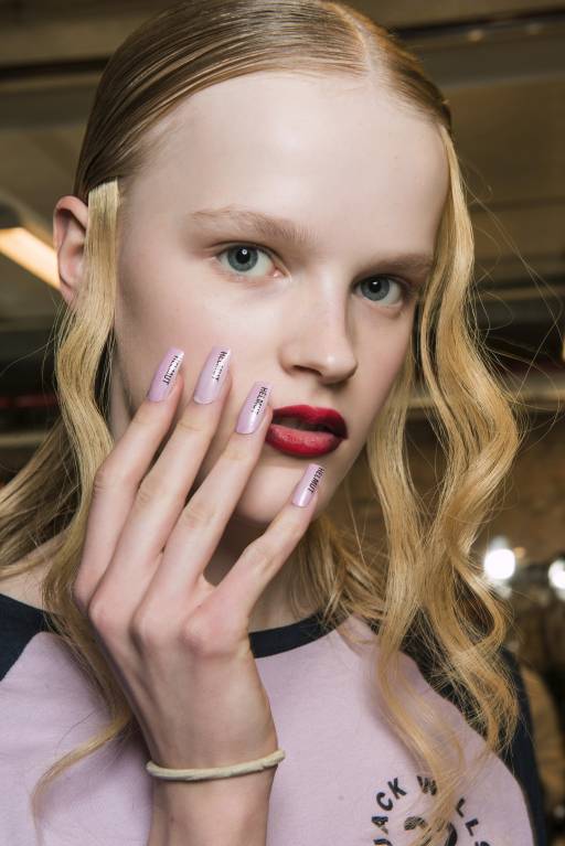 маникюр с надписью