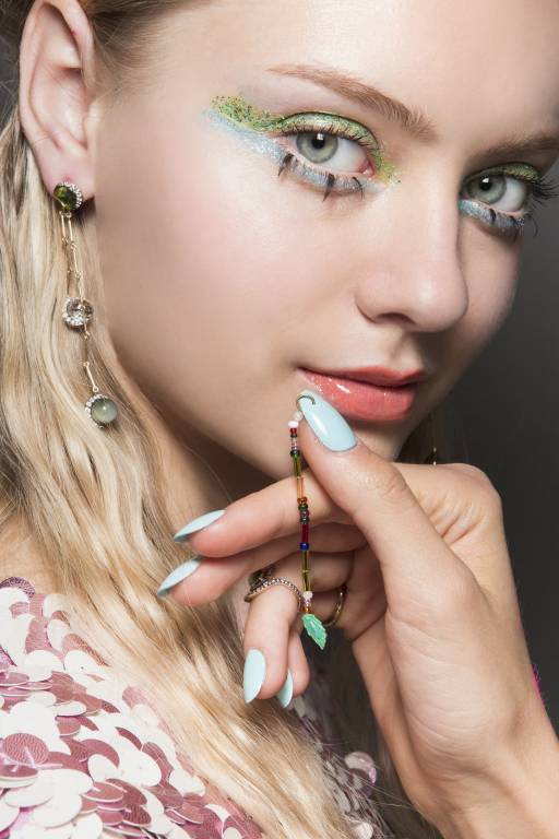 маникюр с цветным лаком