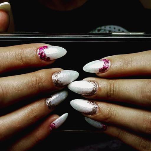 белый с фуксией