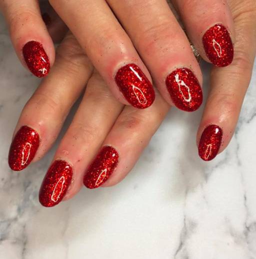 красный на коротких ногтях