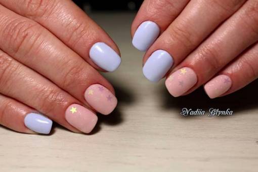нежно-голубой маникюр