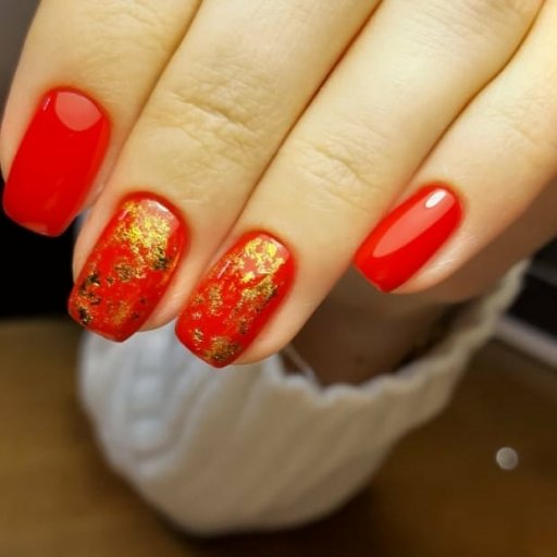 красный маникюр с фольгой